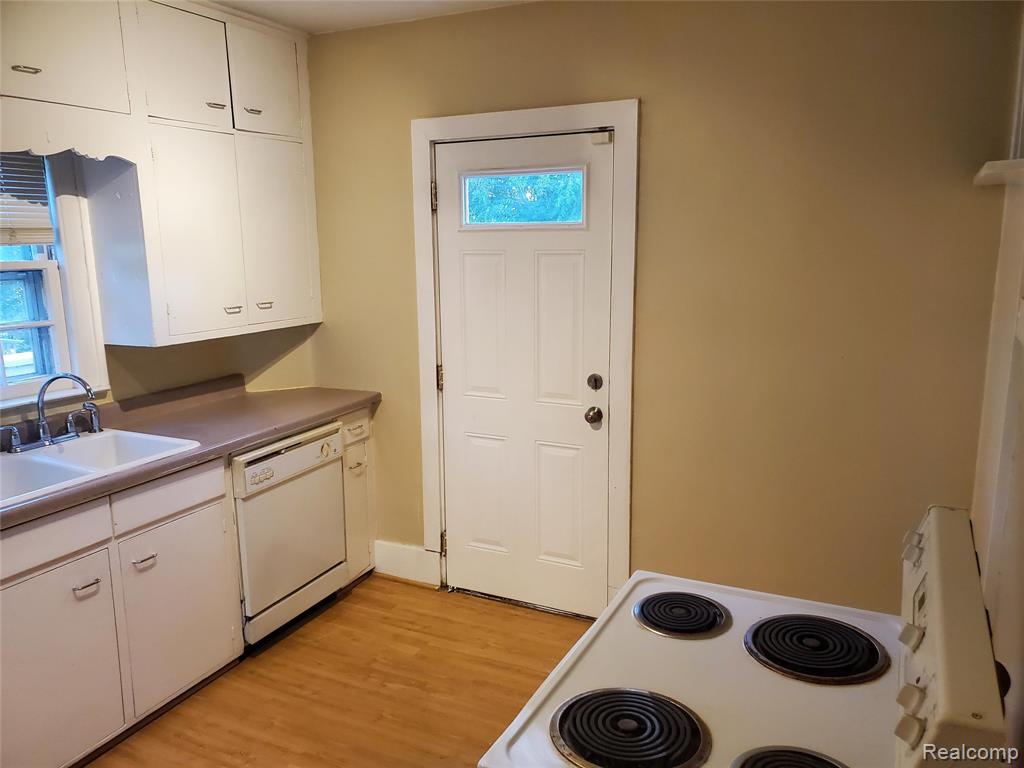 358 West Iroquois Road Pontiac, MI 48341 - Photo 10 of 29