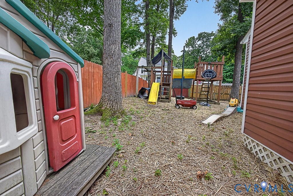 118 Wenatchee Road North Chesterfield, VA 23236 - Photo 27 of 34 For kids or pets!