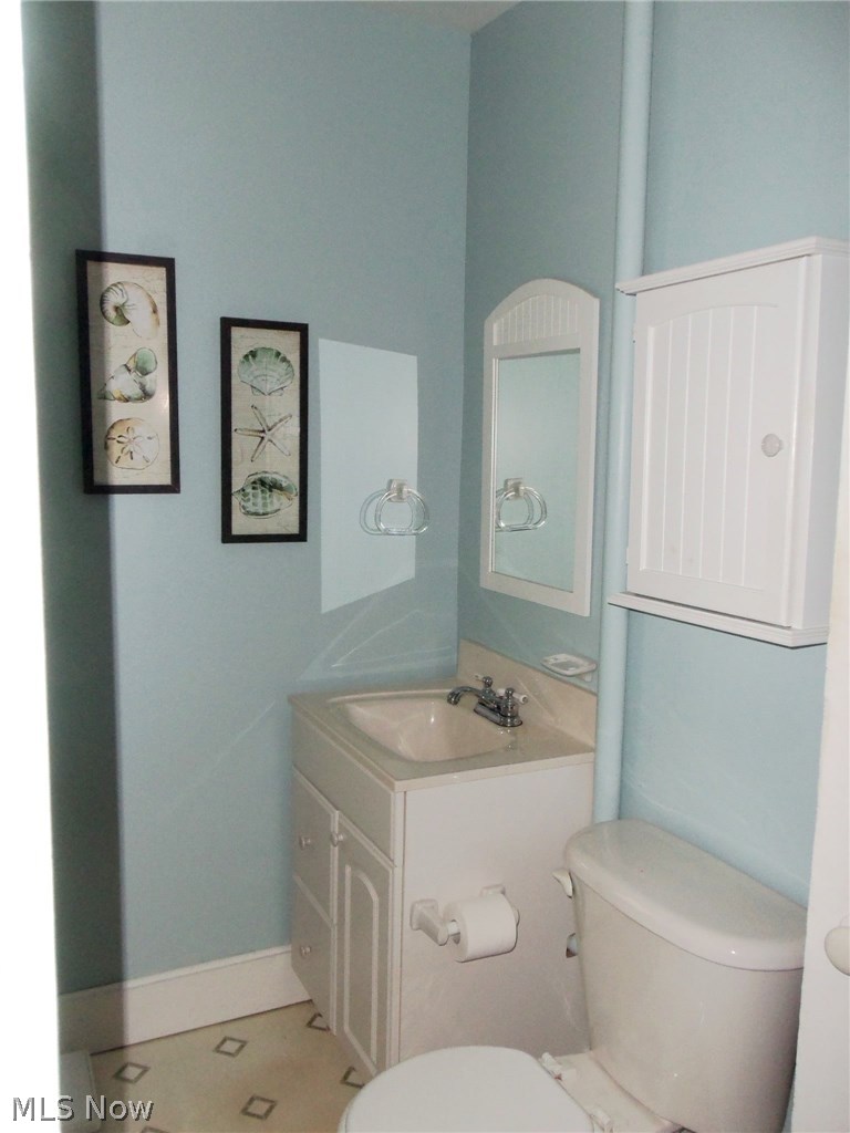 15330 Tavern Road Burton, OH 44021 - Photo 17 of 26 Full upstairs bathroom