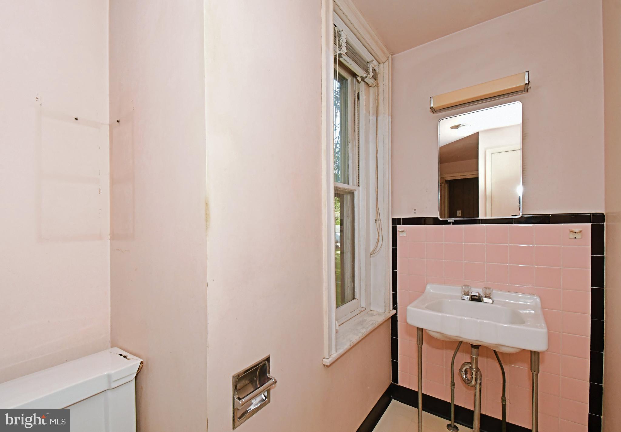 406 Broad Street Spring City, PA 19475 - Photo 39 of 53 Full Bathroom