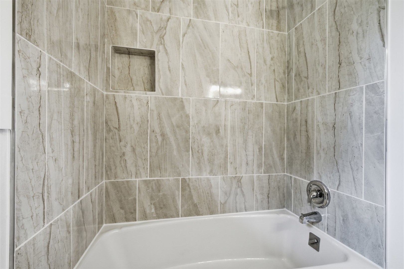 7277 East 3000 N Road Cornell, IL 61319 - Photo 15 of 40 a bathroom with a bathtub