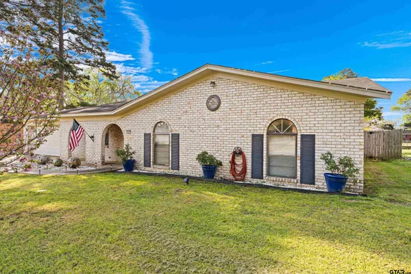 $266,500 | 2207 Pinecrest Drive, Gladewater, TX 75647