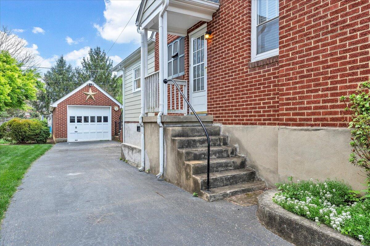 1820 Blenheim Road Southwest Roanoke, VA 24015 - Photo 36 of 51 37-MIB00977