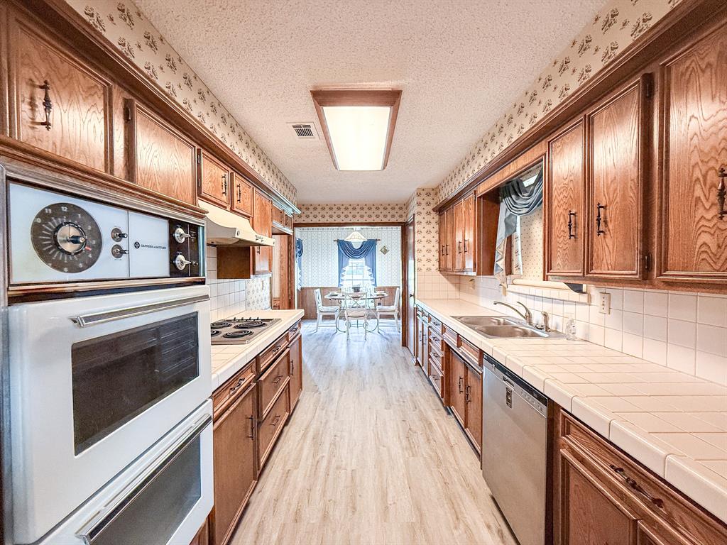 605 East Spring Valley Road Richardson, TX 75081 - Photo 9 of 24