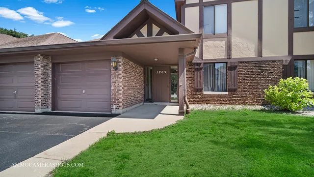 $1,850 | 1705 Lakecliffe Drive, Unit C, Wheaton, IL 60189