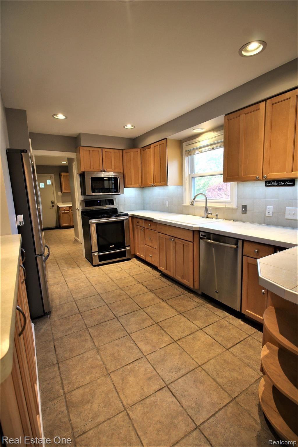 4005 Normandy Road Royal Oak, MI 48073 - Photo 4 of 18 IMG_0809.JPG