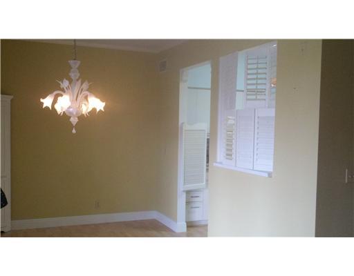 5771 Coach House Circle, Unit B Boca Raton, FL 33486 - Photo 4 of 20 a open living room with a couch