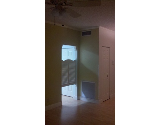 5771 Coach House Circle, Unit B Boca Raton, FL 33486 - Photo 6 of 20 a picture of a bathroom with a shower