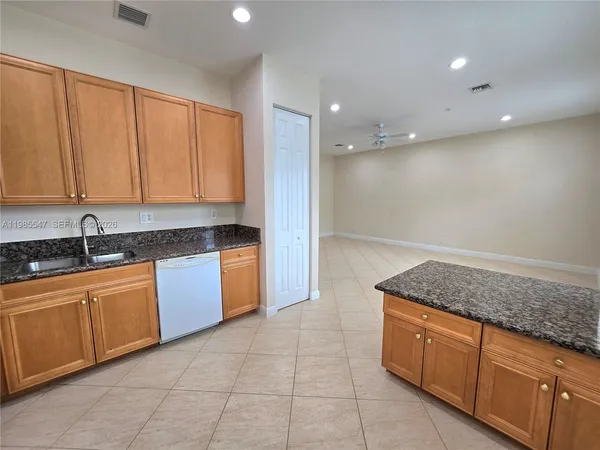 $395,000 | 6841 Lakeside Circle North, Unit 1091, Davie, FL 33314