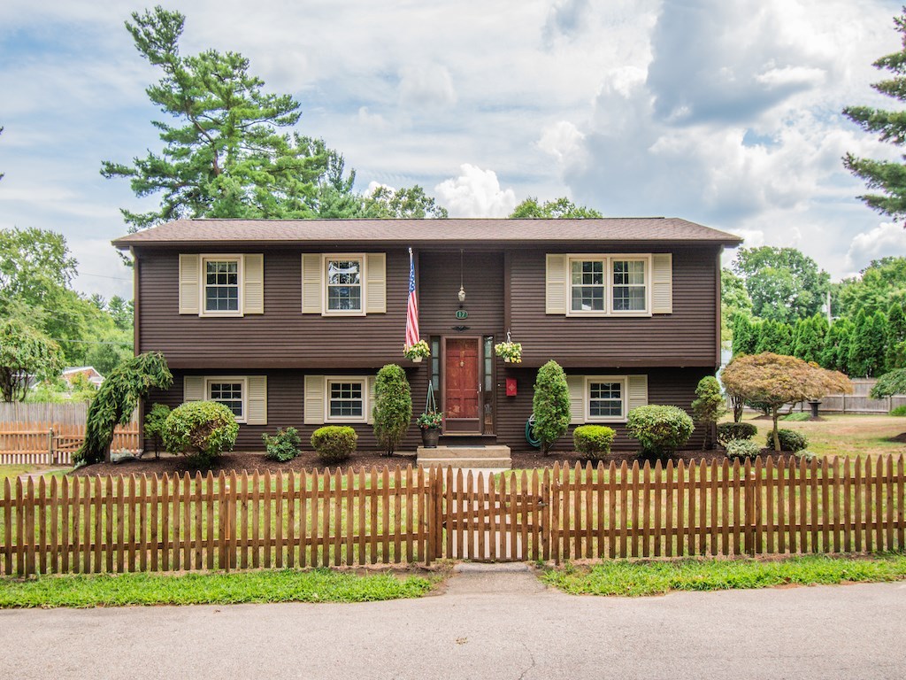 17 Harrington Road Coventry, RI 02816 - Photo 2 of 27