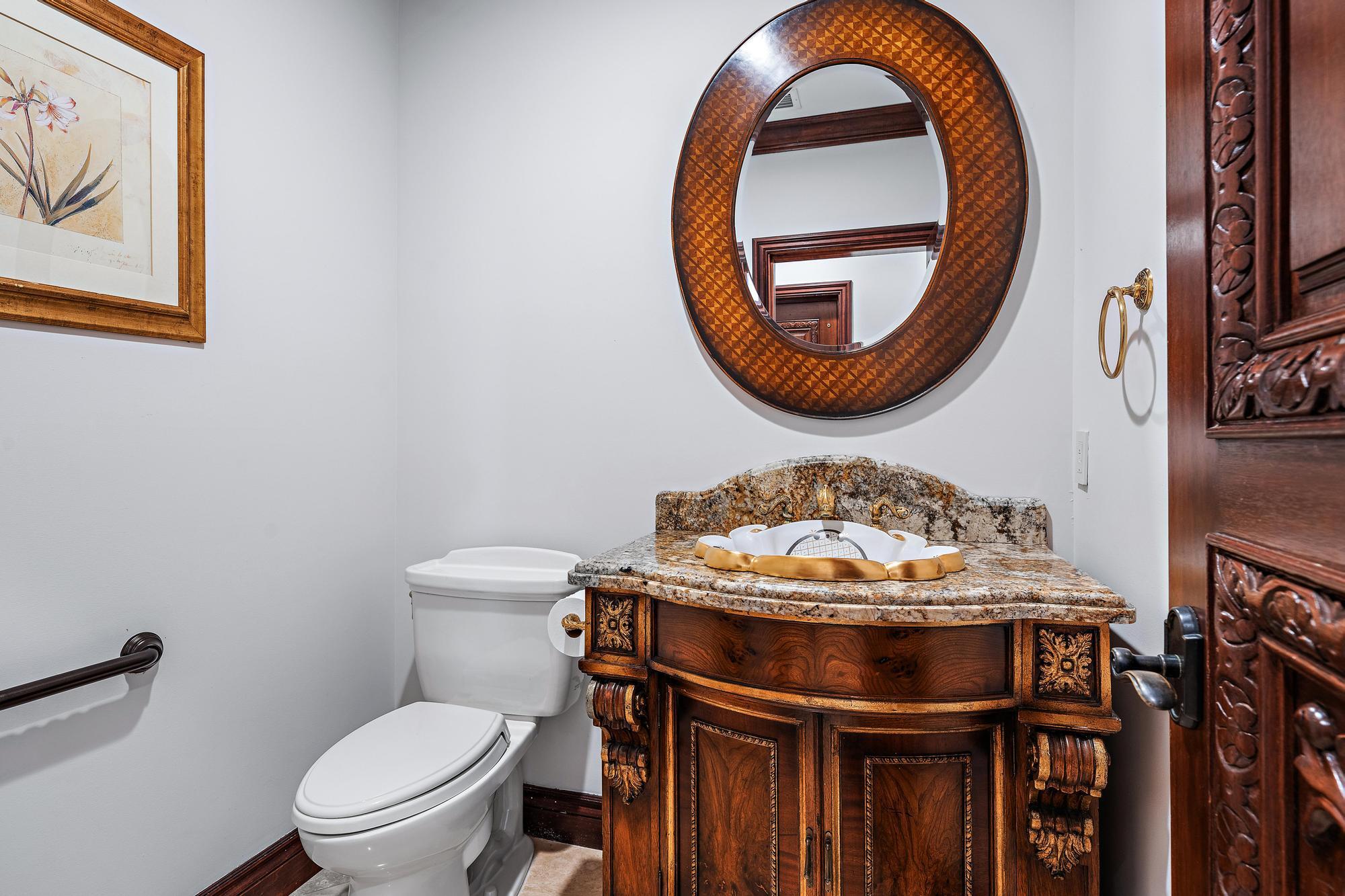 613 South Beach Road Jupiter, FL 33469 - Photo 57 of 74 a room with furniture and a mirror