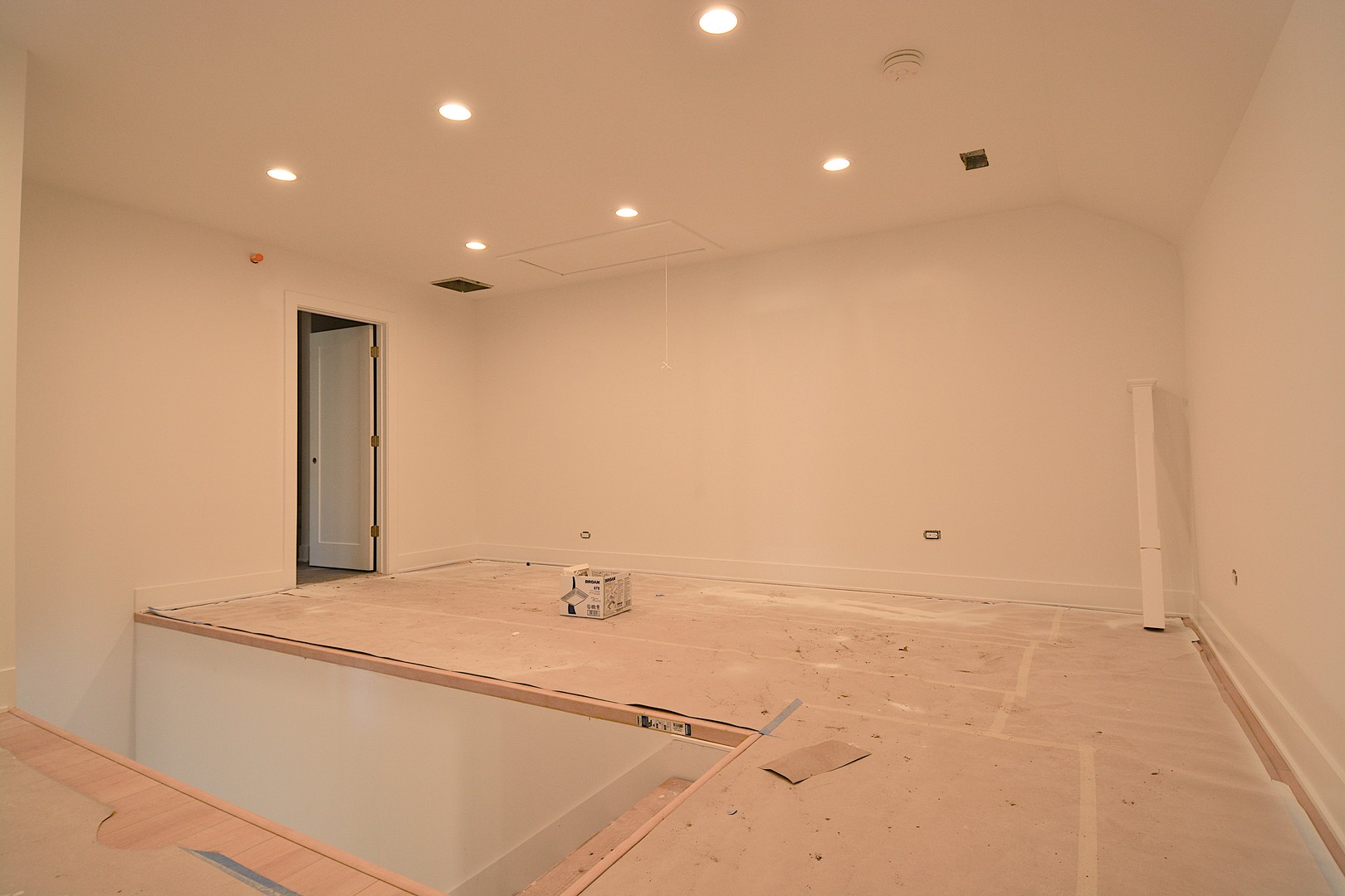 7427 Covington Place Justice, IL 60458 - Photo 8 of 8 a bathroom with a bathtub