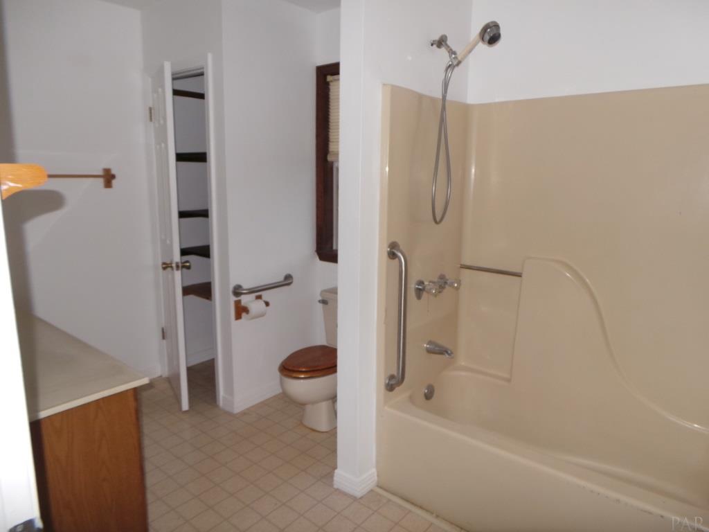 3015 Holley Point Road Navarre, FL 32566 - Photo 11 of 16 Gallery Image 11