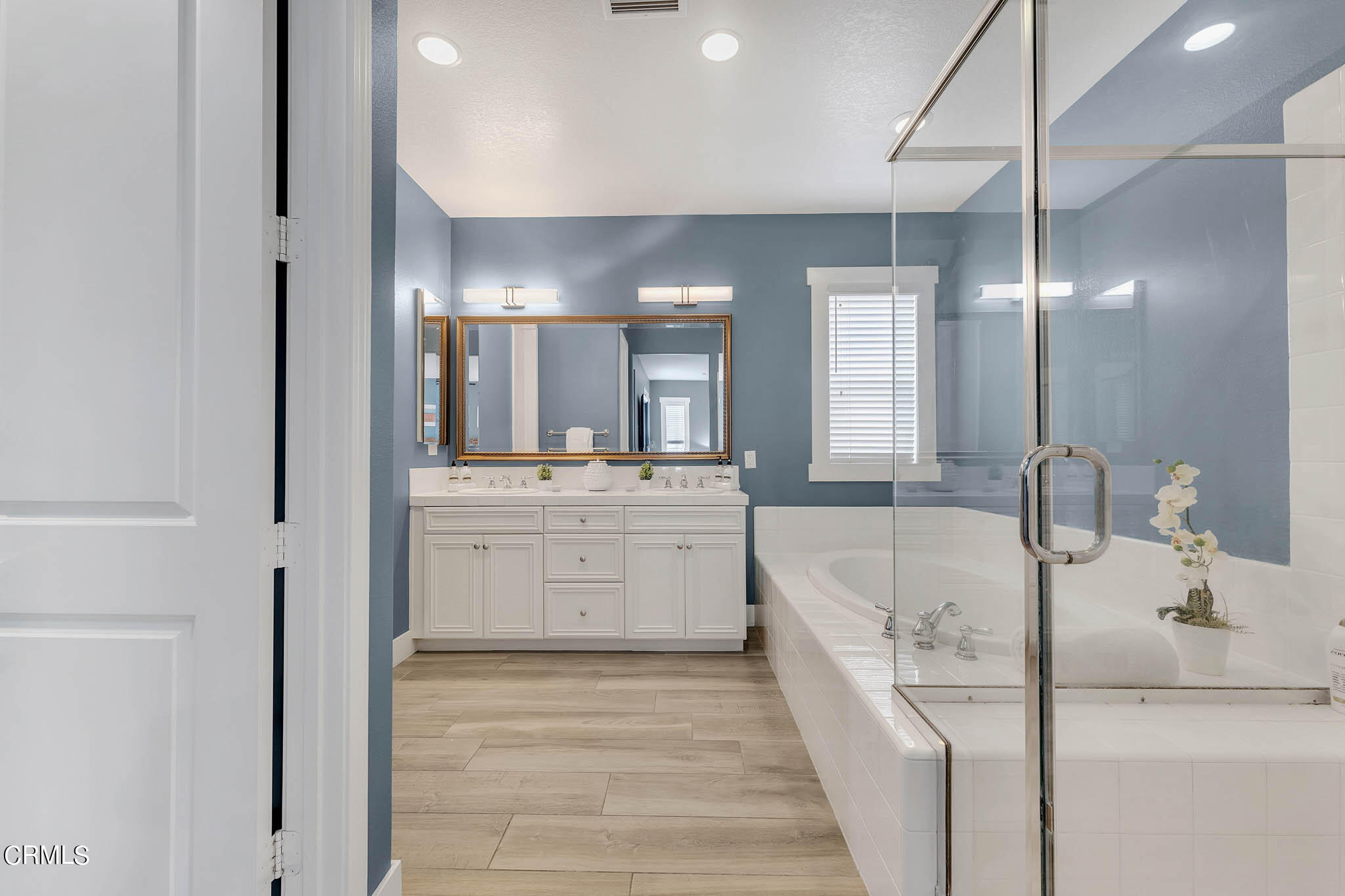 1465 Donegal Way Oxnard, CA 93035 - Photo 19 of 45 a bathroom with a sink double vanity granite tub shower and a mirror
