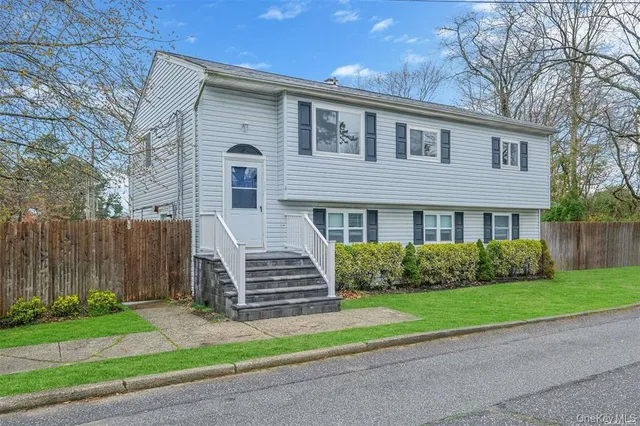 $3,000 | 4 Hudson Avenue, Unit BOTTOM, Sayville, NY 11782