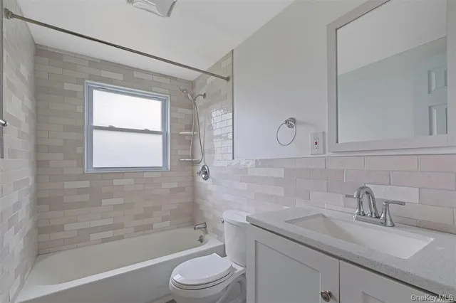 $3,000 | 4 Hudson Avenue, Unit BOTTOM, Sayville, NY 11782