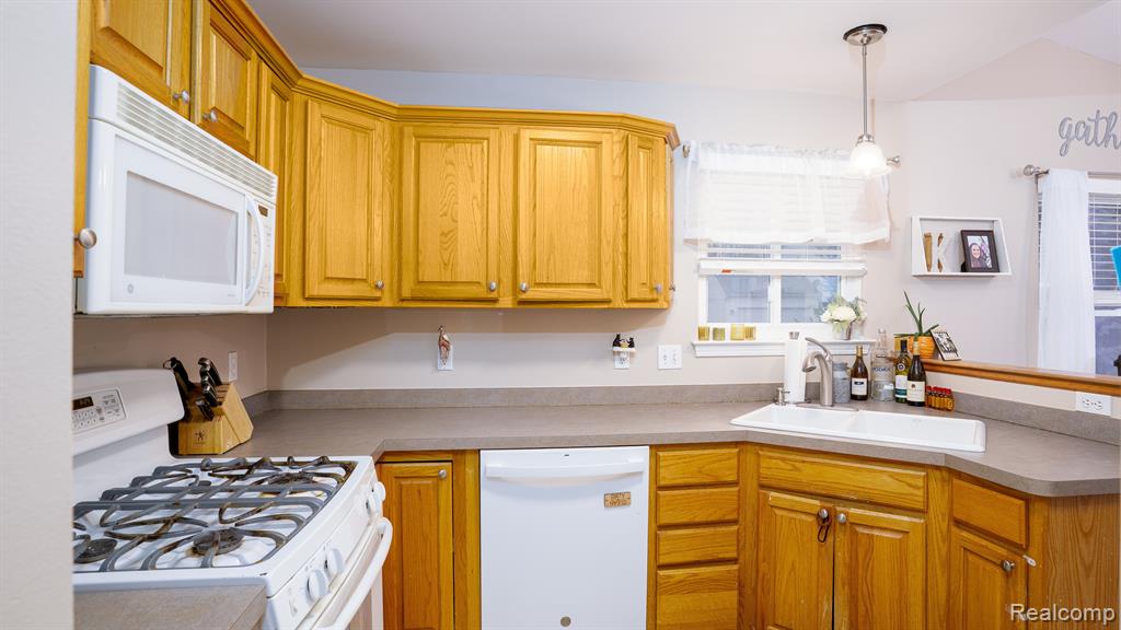 2351 Summit Cedar Howell, MI 48855 - Photo 14 of 25 Gallery Image 14