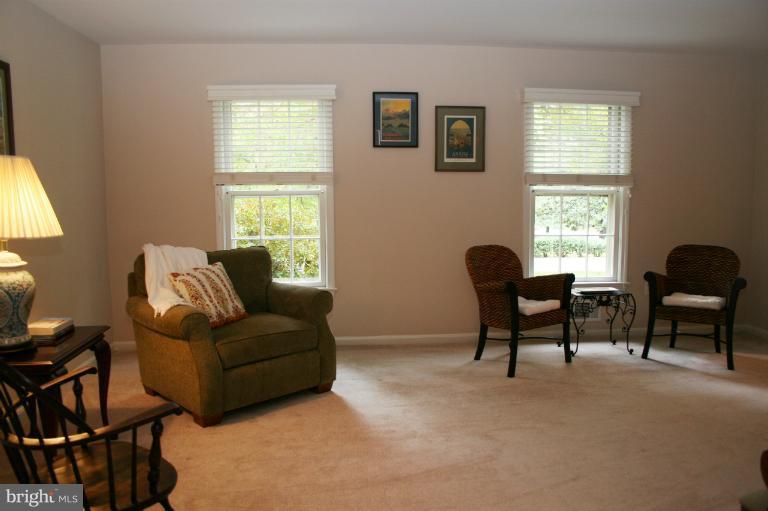 18414 Cabin Road Triangle, VA 22172 - Photo 14 of 24 Living Room