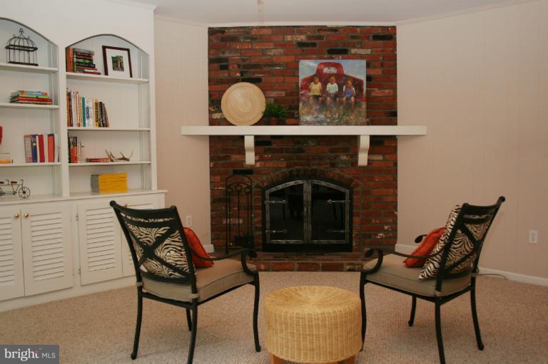 18414 Cabin Road Triangle, VA 22172 - Photo 3 of 24 Family Room
