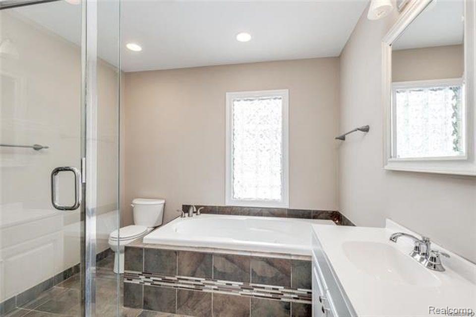 8204 Republic Avenue Warren, MI 48089 - Photo 8 of 17