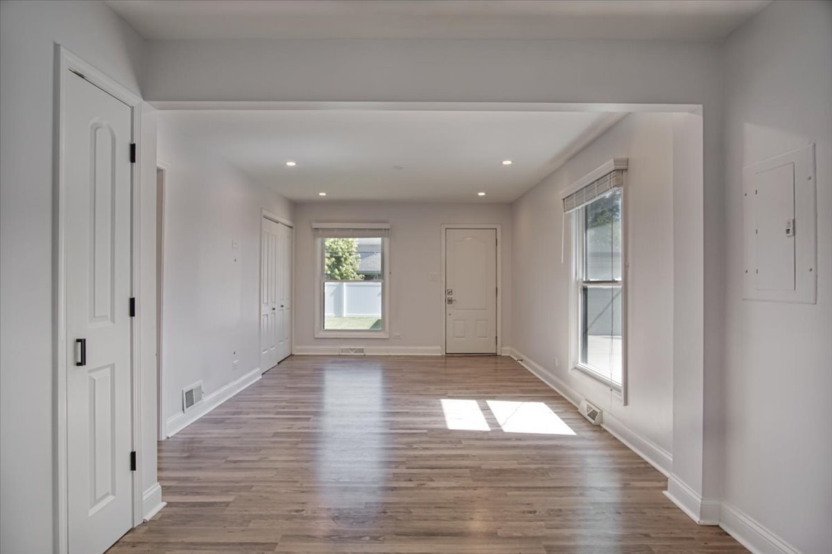 415 Ridgeland Avenue Elmhurst, IL 60126 - Photo 5 of 15 Gallery Image 5