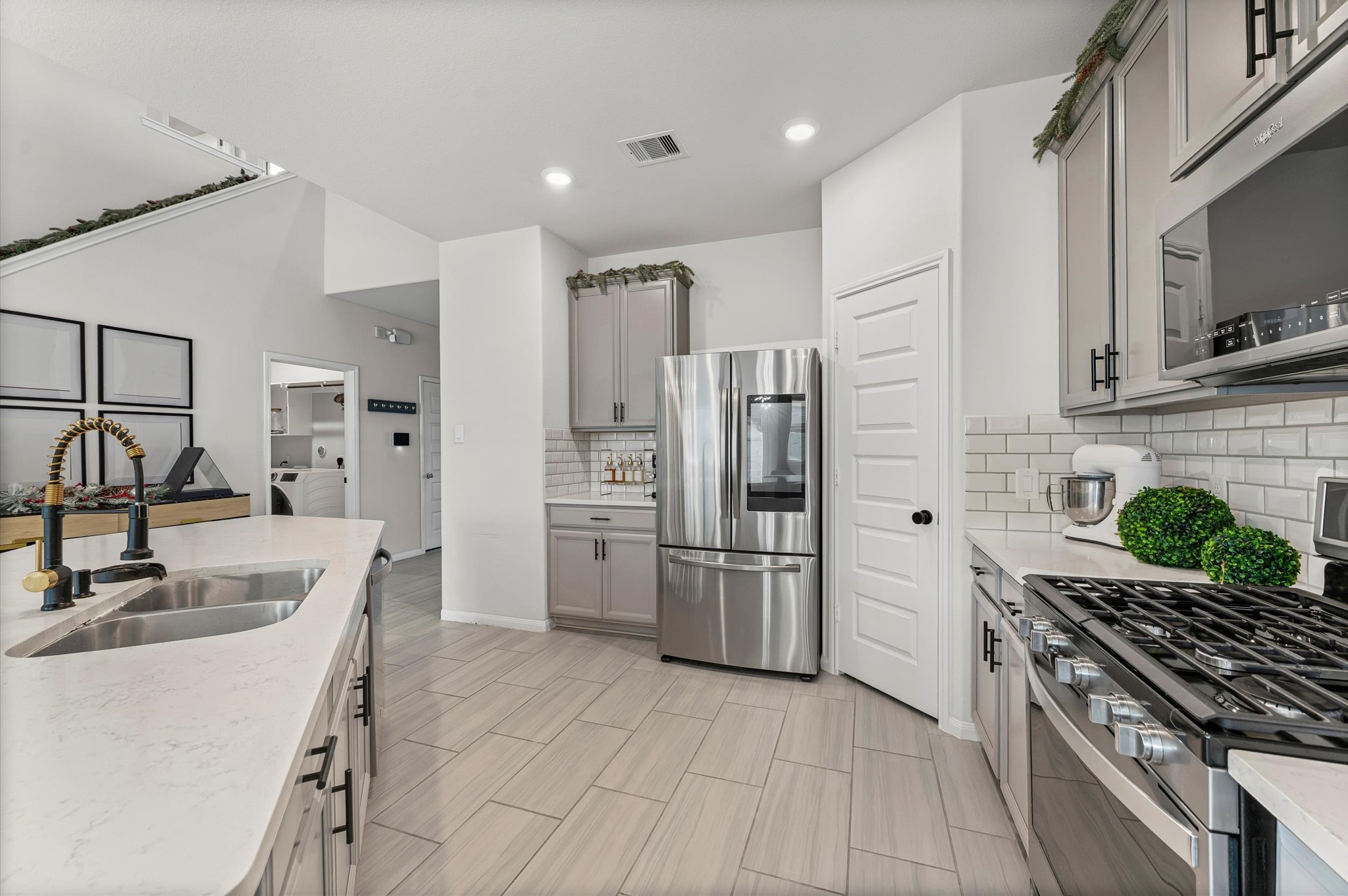 2450 Bear Crk Drive Rosharon, TX 77583 - Photo 5 of 37