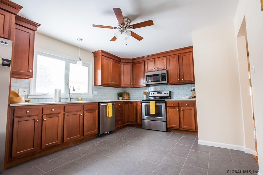7 Crestone Road Colonie, NY 12205 - Photo 5 of 20 Photo 5