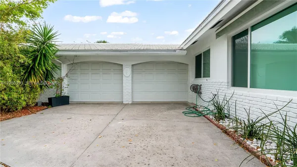 $3,700 | 4512 Sea Grape Drive, Unit E2, Lauderdale-by-the-Sea, FL 33308