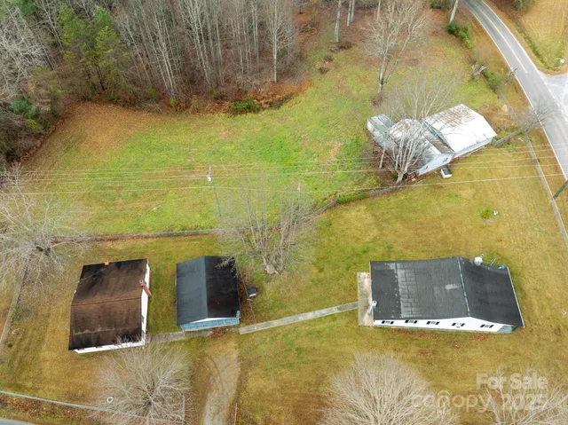 a view of a yard with a tree