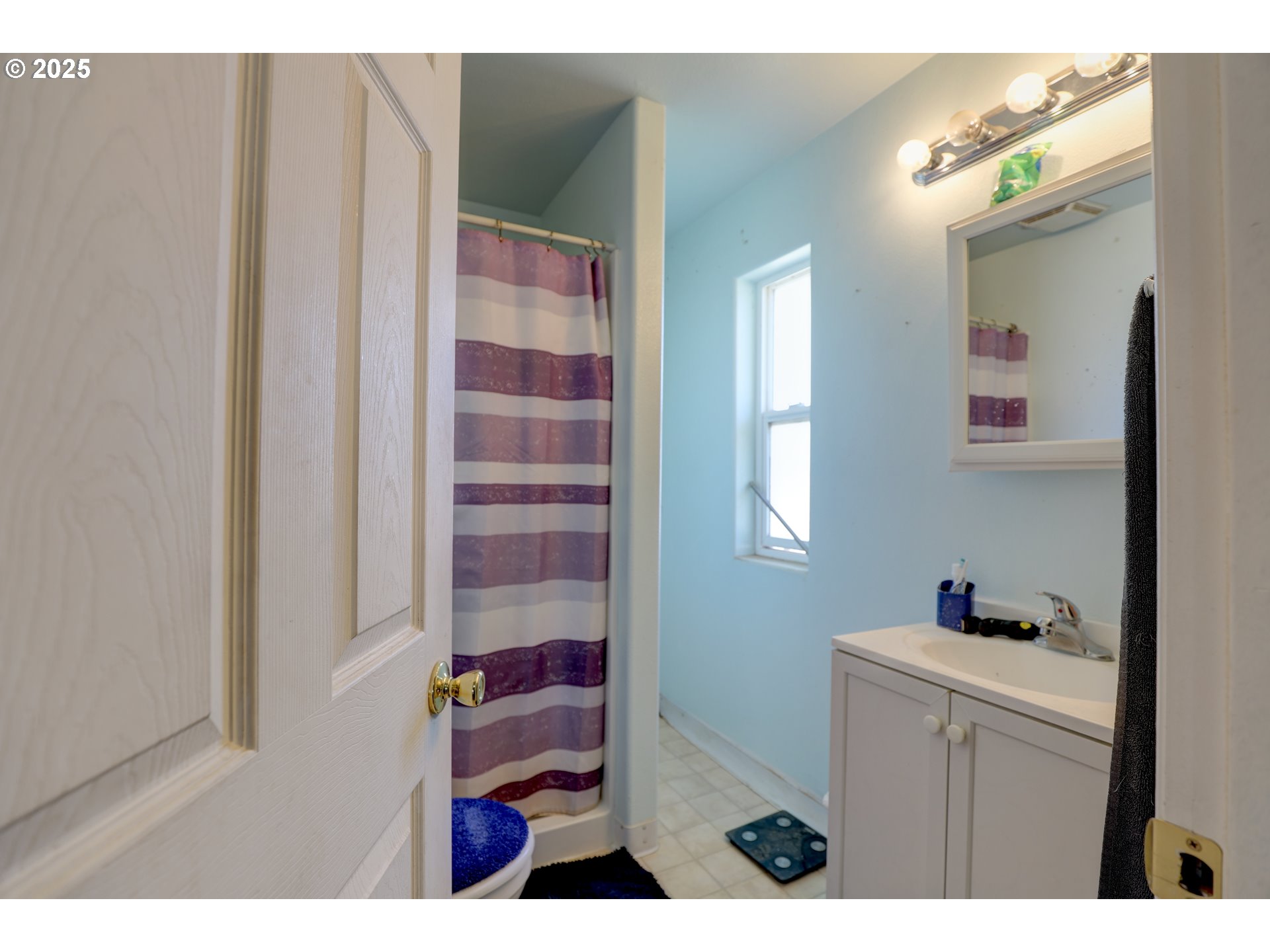 310 Columbia Avenue Roosevelt, WA 99356 - Photo 13 of 17 a kitchen with cabinets and window