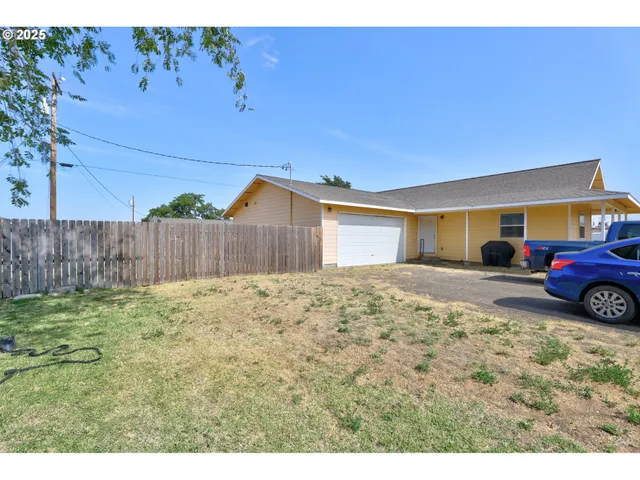 a view of a backyard