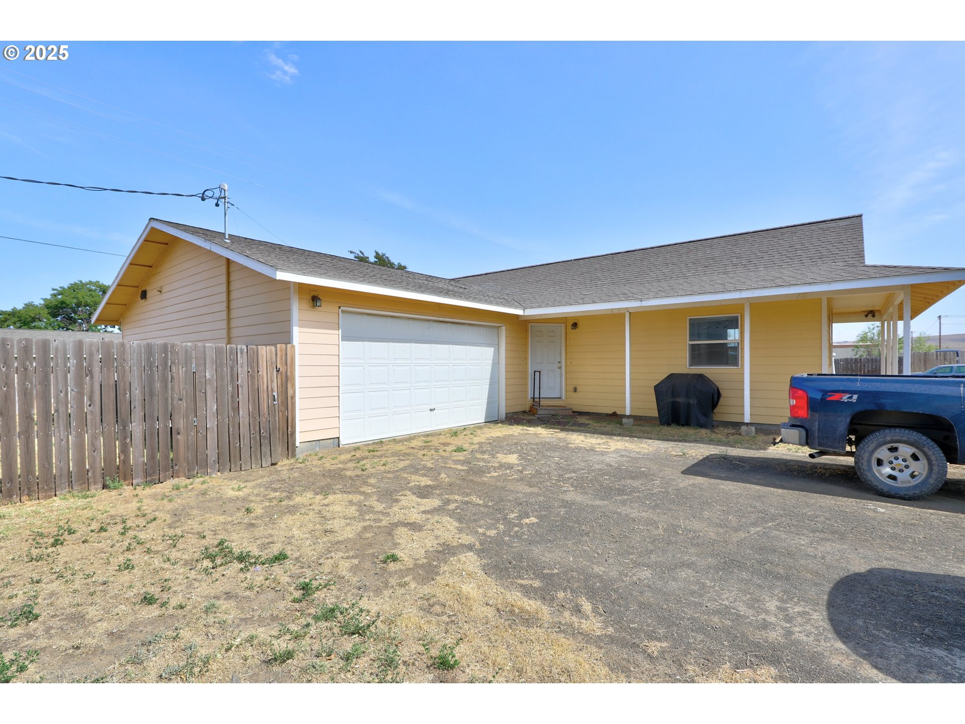 310 Columbia Avenue Roosevelt, WA 99356 - Photo 3 of 17 a view of a car garage