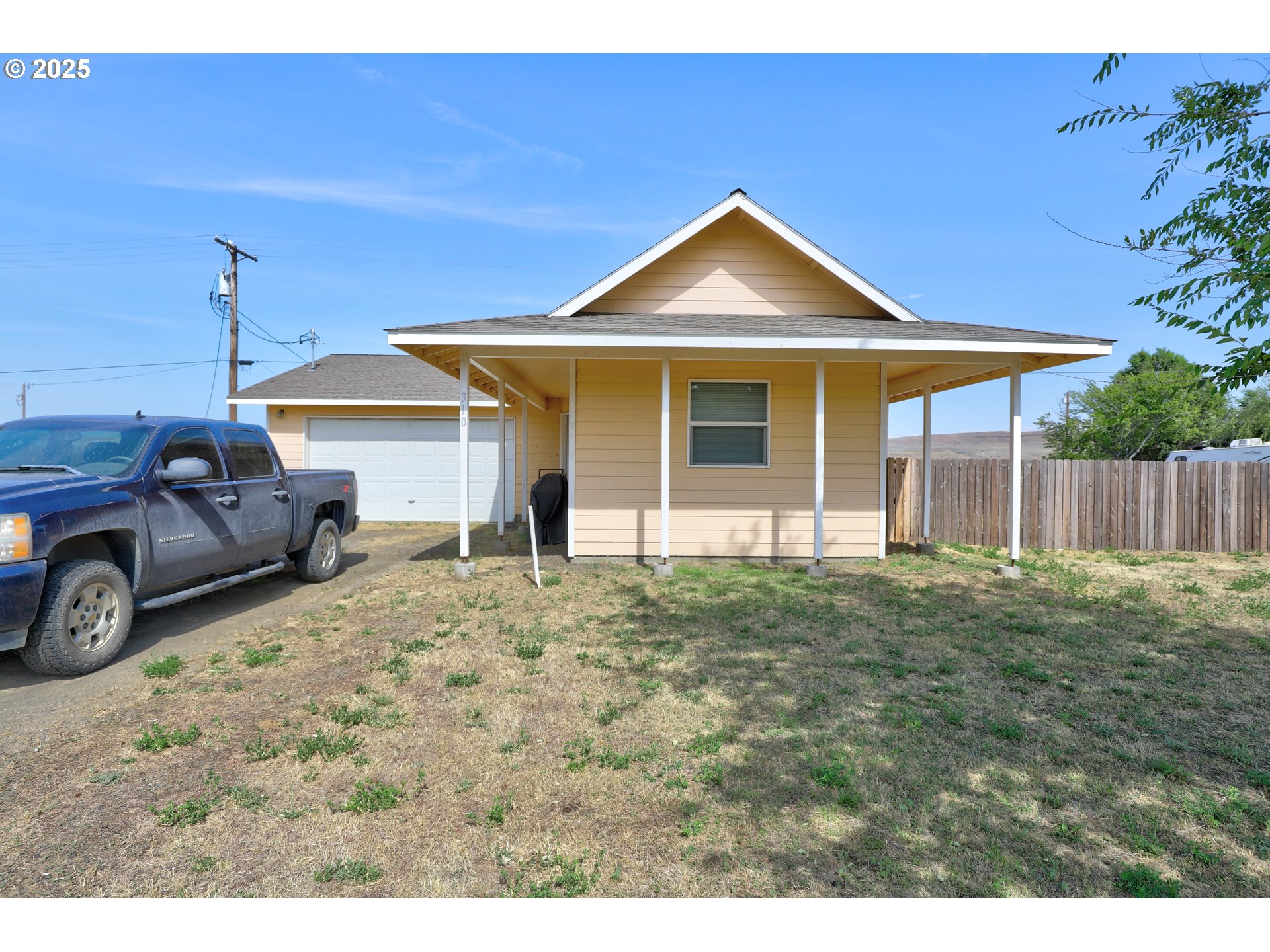 310 Columbia Avenue Roosevelt, WA 99356 - Photo 4 of 17 front view of a house with a yard