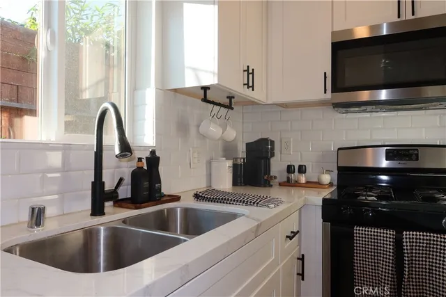 $2,300 | 6602 De Celis Place, Van Nuys, CA 91406