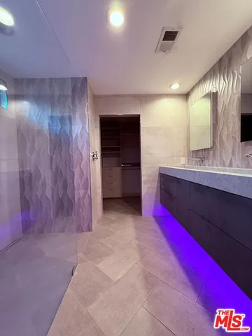 a view of utility room