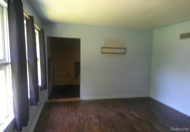 433 Crestview Street Flushing, MI 48433 - Photo 9 of 19 DSCF0607.JPG