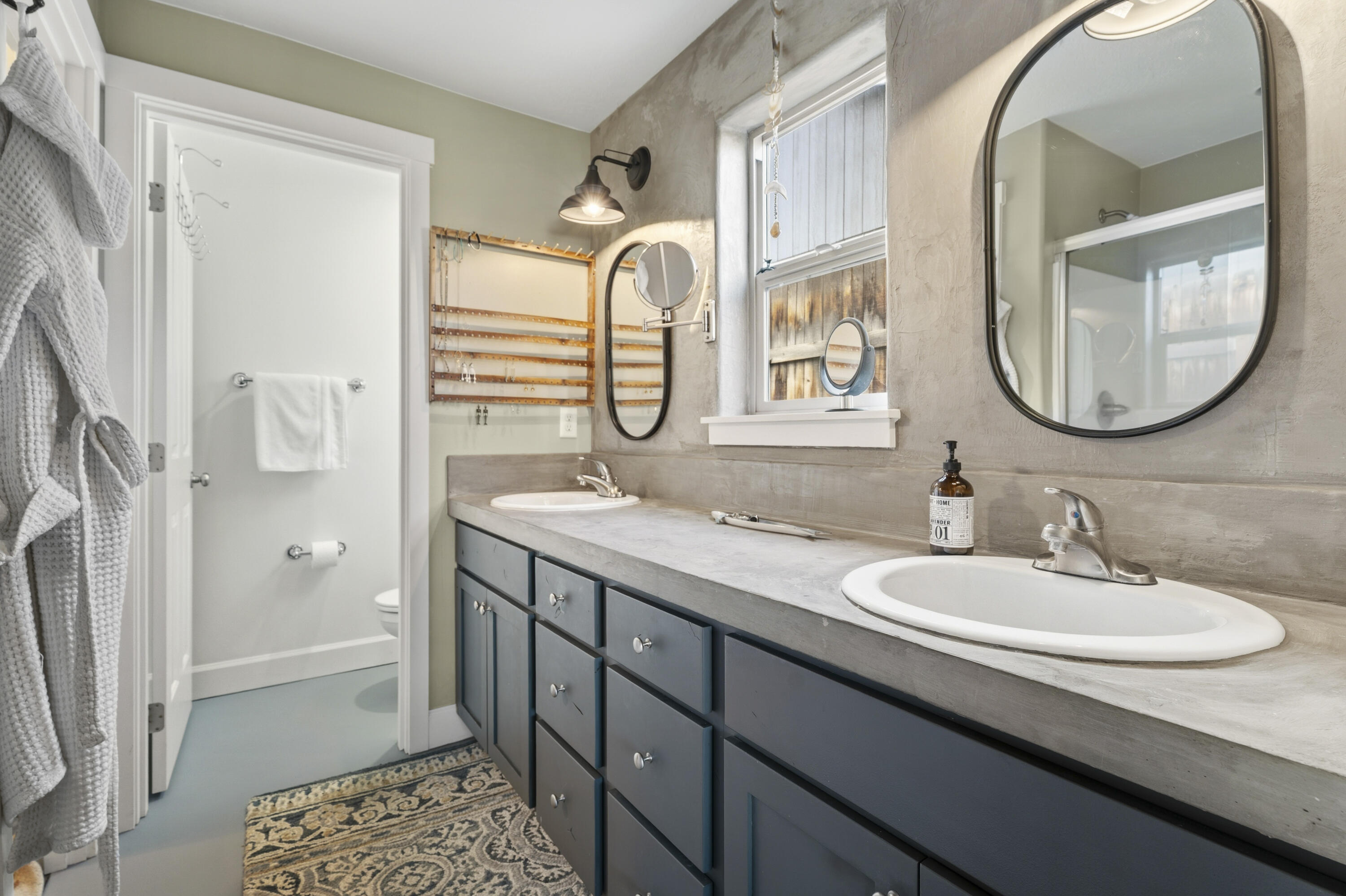 2845 Southwest 31st Street Redmond, OR 97756 - Photo 25 of 33 Primary Bath