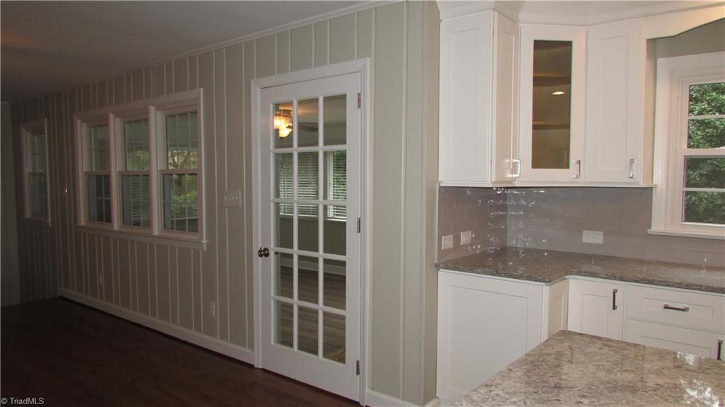 712 Friar Tuck Road Winston-Salem, NC 27104 - Photo 10 of 29 Sunroom off Great Room