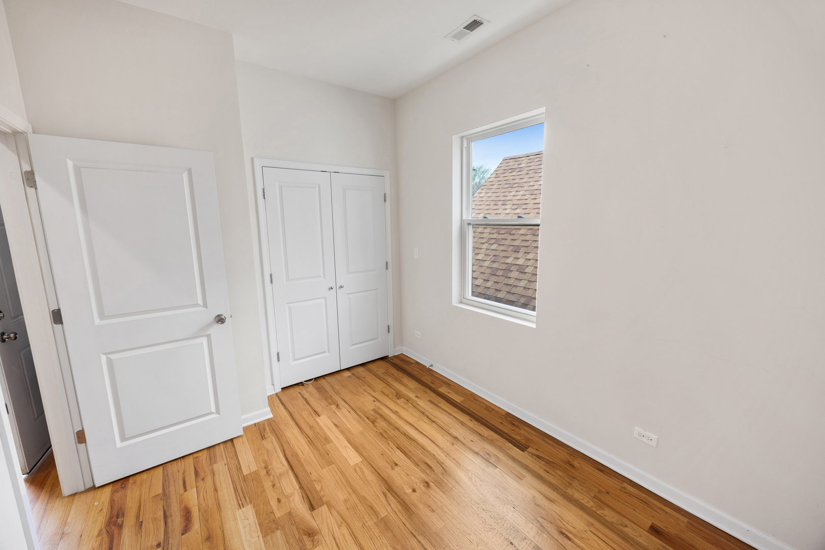 6418 South Rhodes Avenue Chicago, IL 60637 - Photo 14 of 19 a view of empty room with front door
