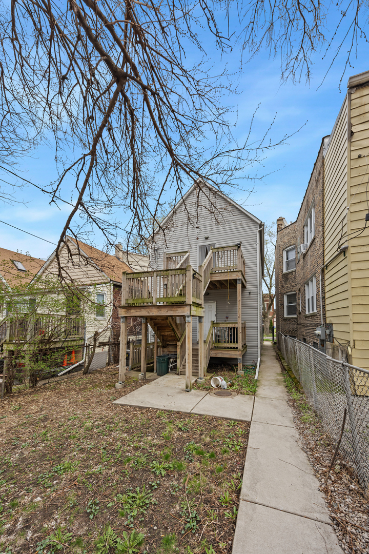 6418 South Rhodes Avenue Chicago, IL 60637 - Photo 3 of 19 a front view of a house with a garden