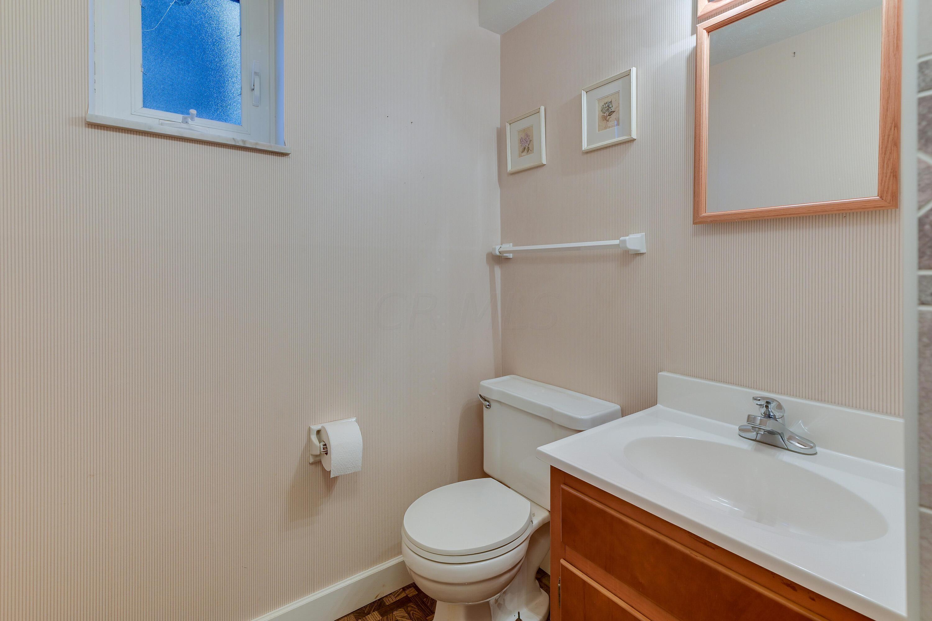 5516 Driftwood Road Columbus, OH 43229 - Photo 21 of 35 Full bath with shower stall off hallway