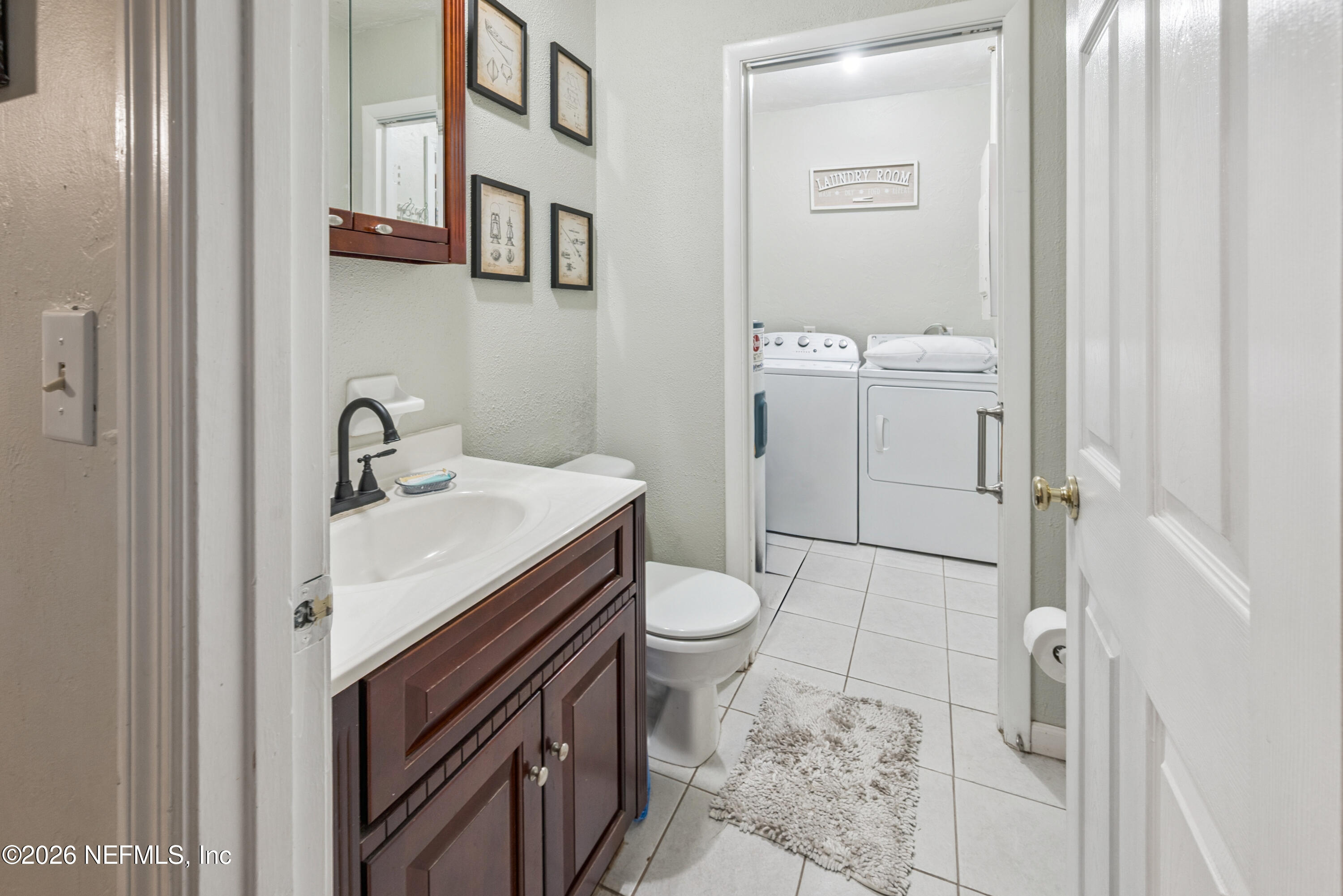 141 Southwest Longhorn Terrace Fort White, FL 32038 - Photo 11 of 31 a bathroom with a sink a toilet and shower
