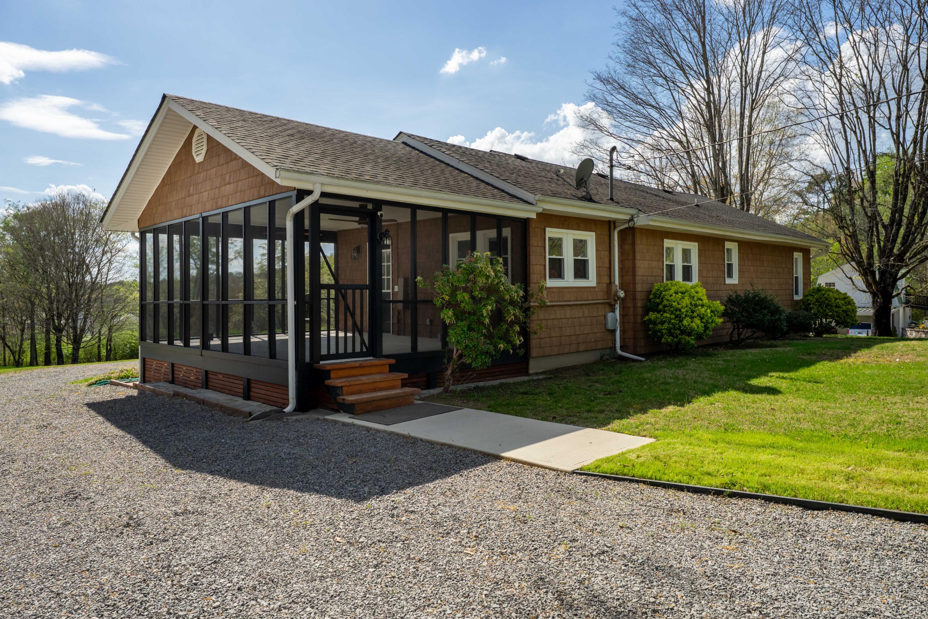 1616 Roberson Road Hixson, TN 37343 - Photo 31 of 34 Screened in Porch
