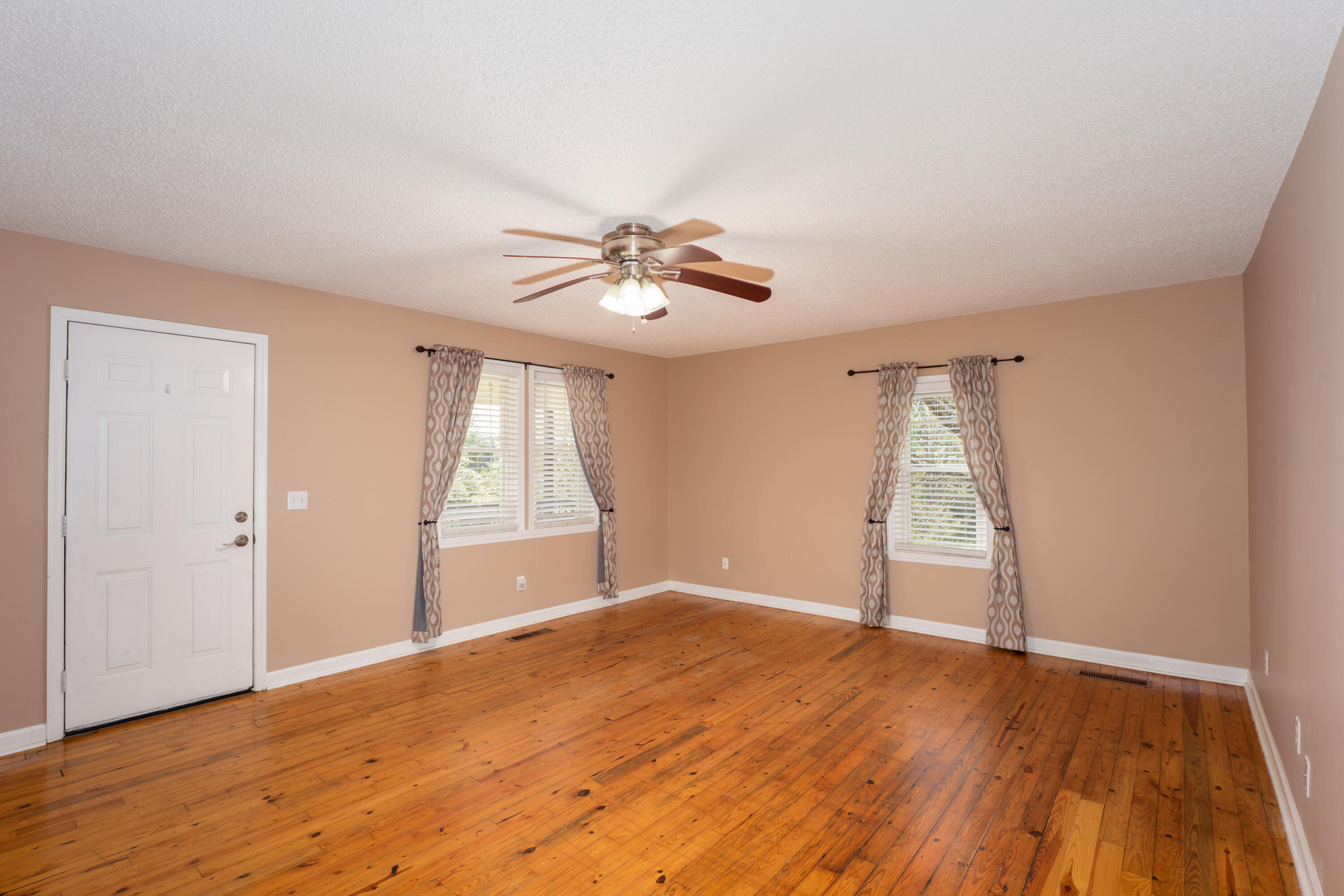 1616 Roberson Road Hixson, TN 37343 - Photo 7 of 34 Living Room 1