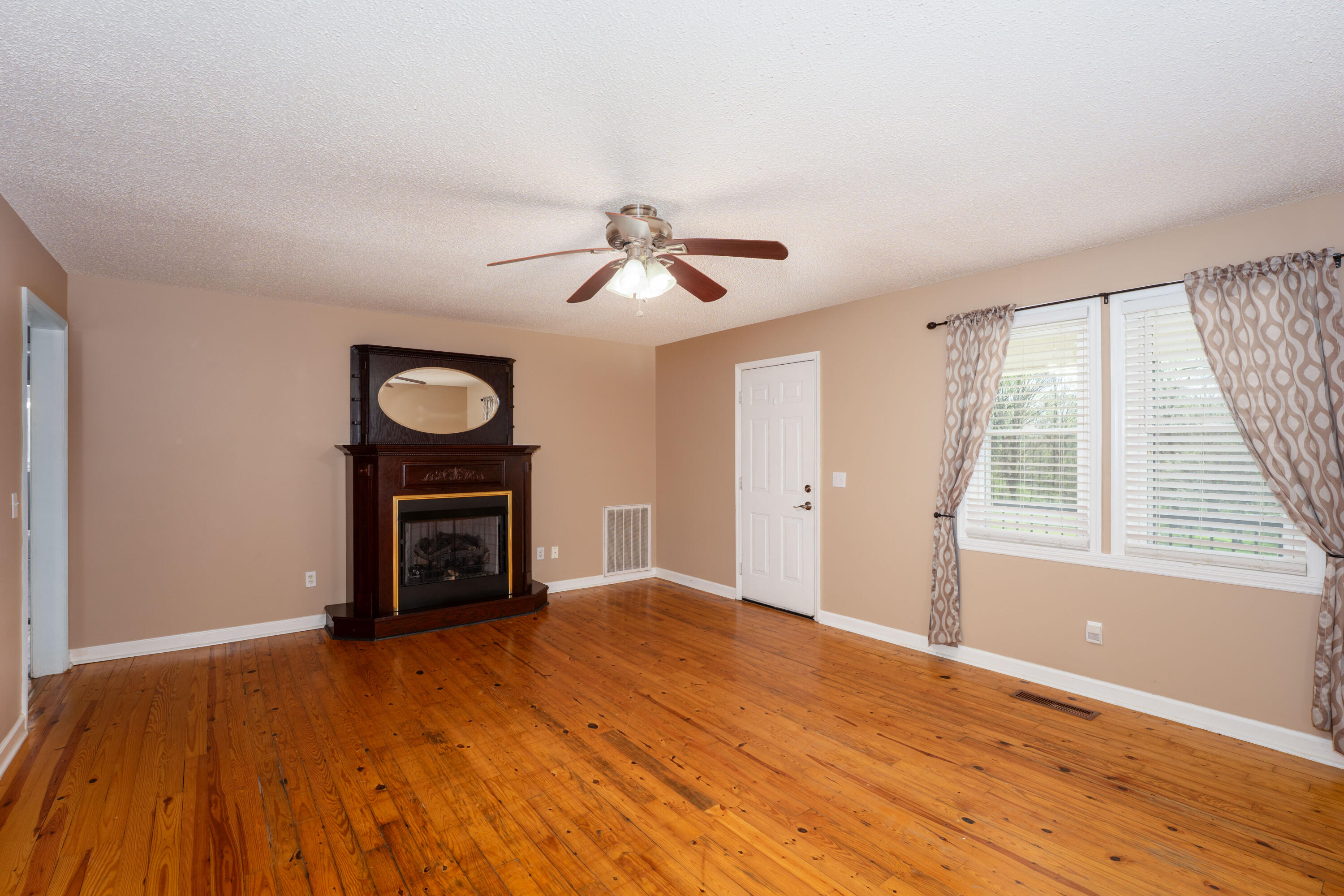 1616 Roberson Road Hixson, TN 37343 - Photo 8 of 34 Living Room 2