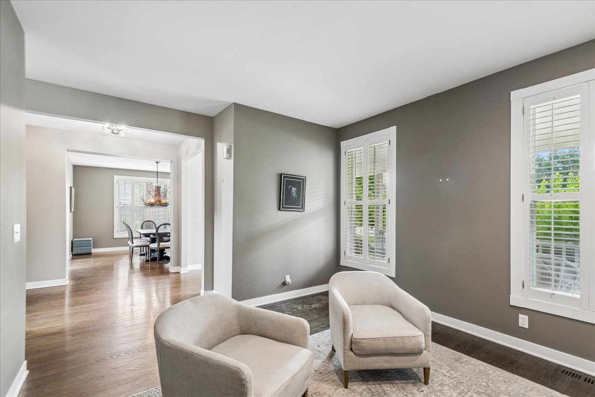 634 Indian Path Road Grayslake, IL 60030 - Photo 2 of 23 a living room with furniture and a window