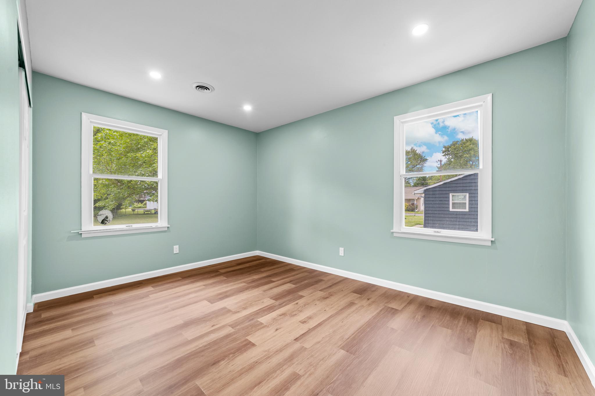 88 Delaware Drive Pennsville, NJ 08070 - Photo 20 of 26 a view of empty room with window