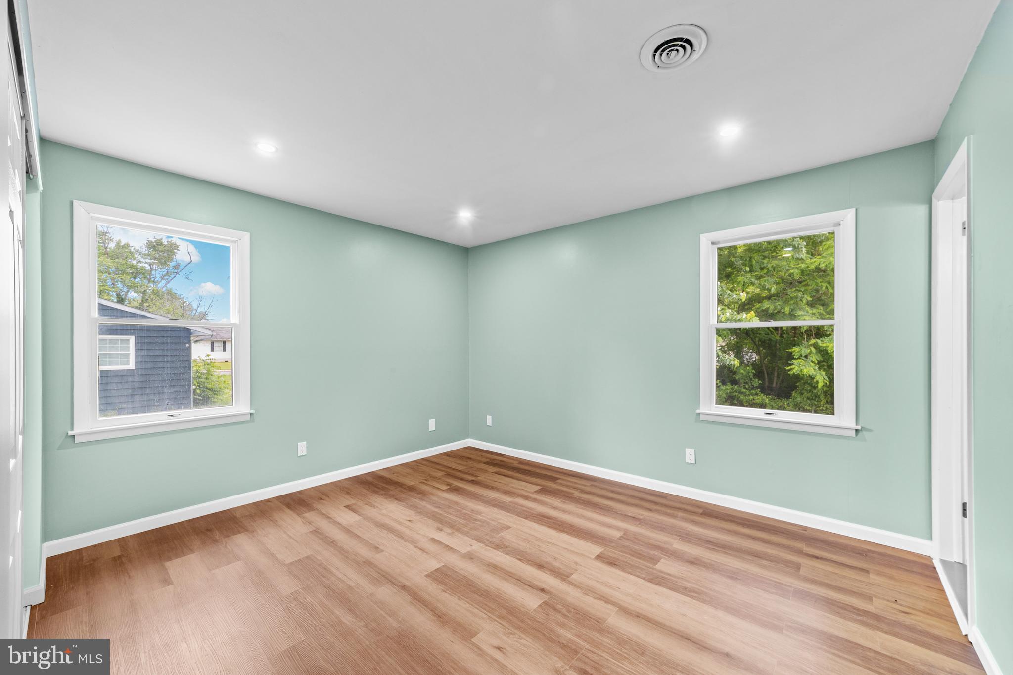 88 Delaware Drive Pennsville, NJ 08070 - Photo 21 of 26 an empty room with windows
