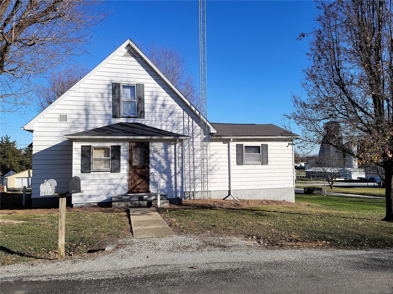 2011 Summit Street Hillsboro, IL 62049 - Photo 1 of 12 Gallery Image 1