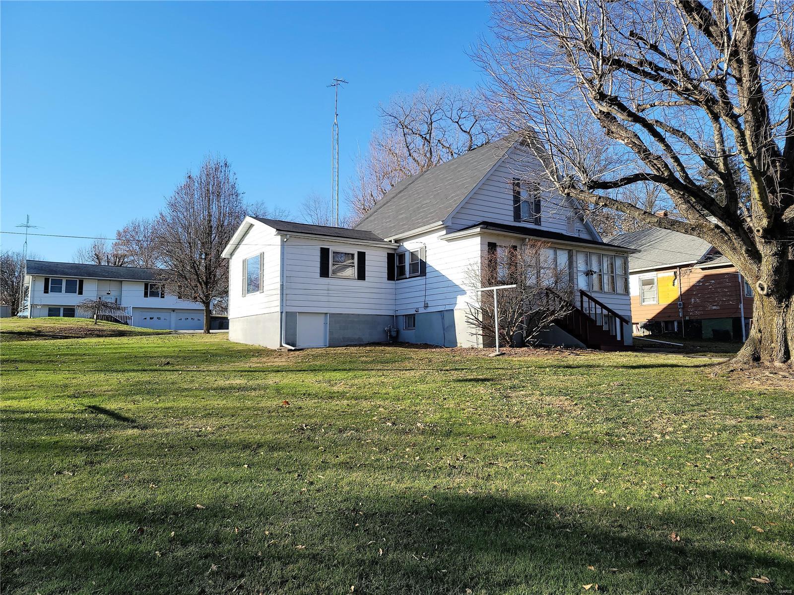 2011 Summit Street Hillsboro, IL 62049 - Photo 2 of 12 Gallery Image 2